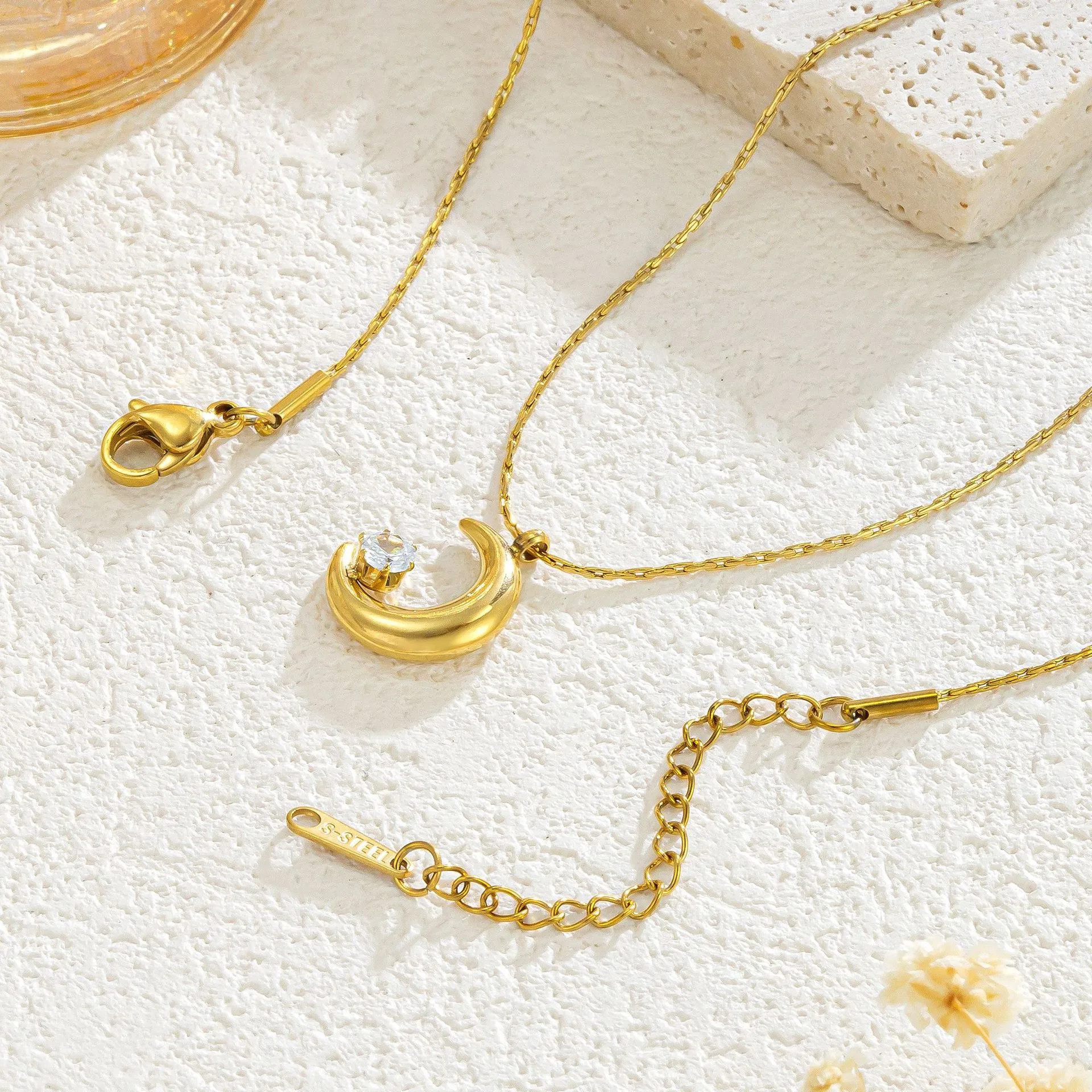 Simple Style Moon Titanium Steel Rhinestones 18K Gold Plated Ramadan Festival Women's Pendant Necklace display picture 3