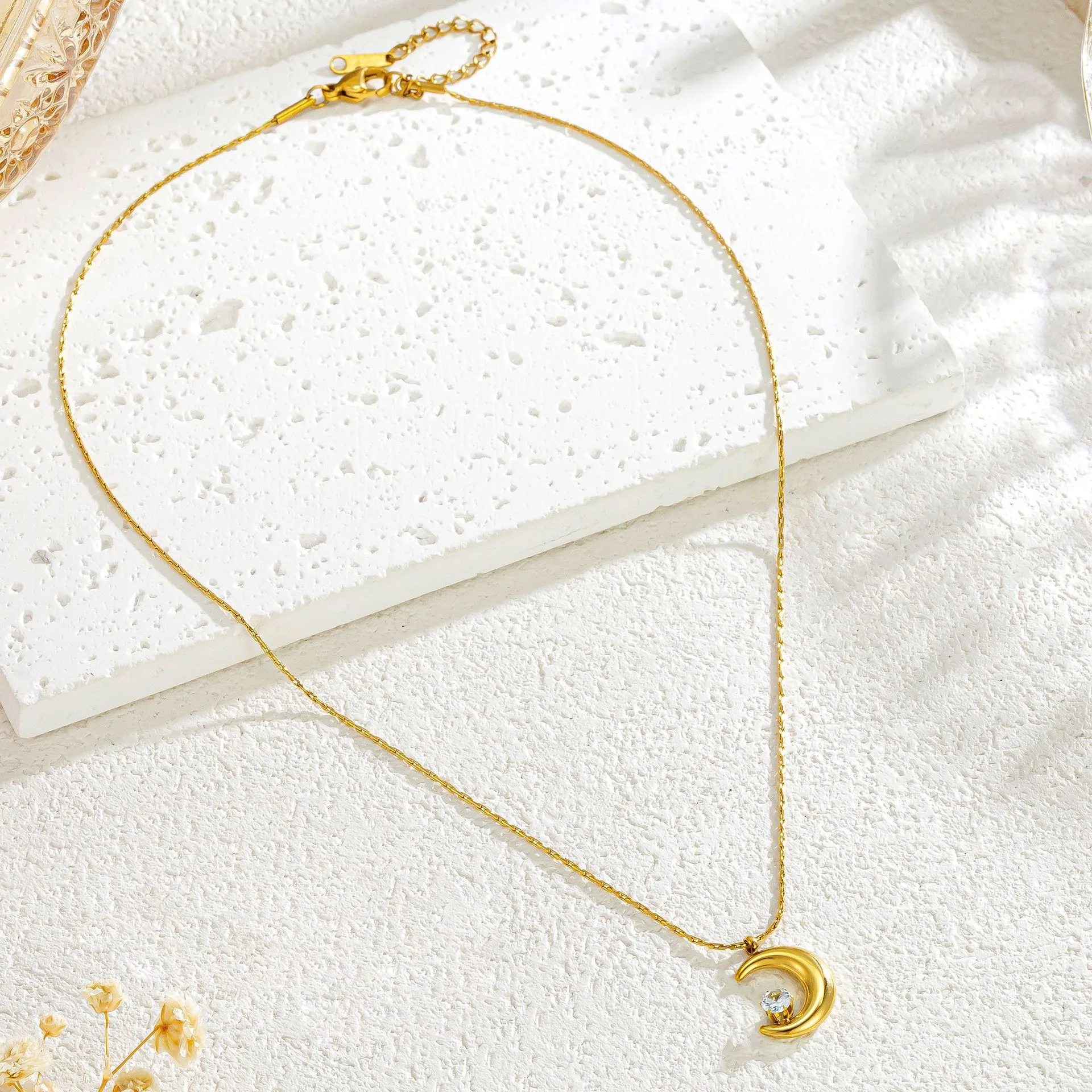 Simple Style Moon Titanium Steel Rhinestones 18K Gold Plated Ramadan Festival Women's Pendant Necklace display picture 4
