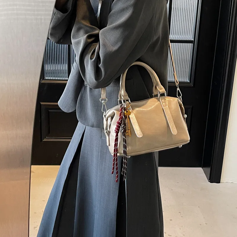 Women's Pu Leather Solid Color Classic Style Streetwear Bucket Zipper Handbag Crossbody Bag display picture 10
