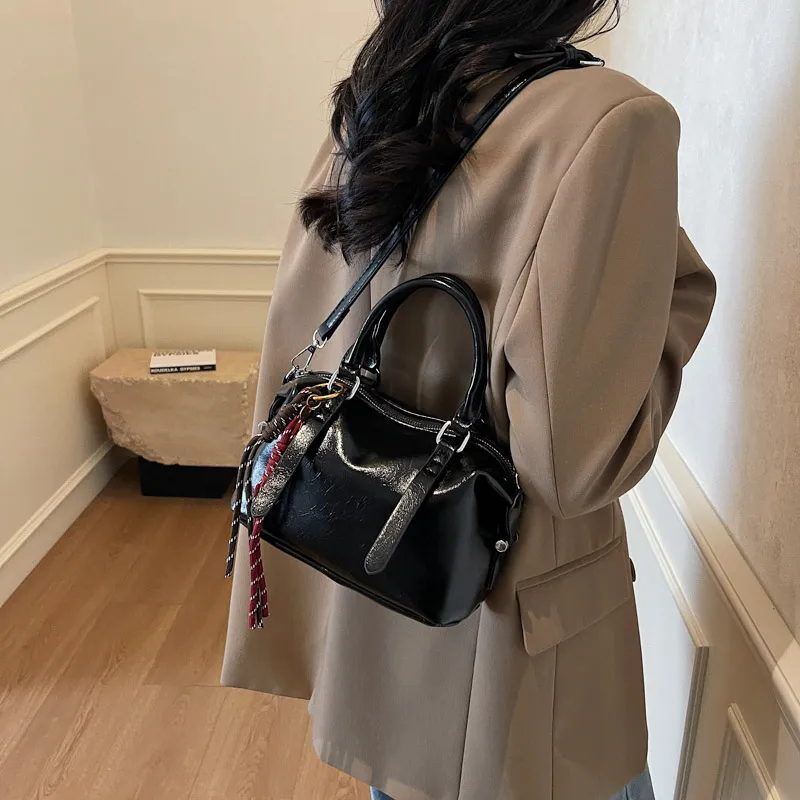 Women's Pu Leather Solid Color Classic Style Streetwear Bucket Zipper Handbag Crossbody Bag display picture 9