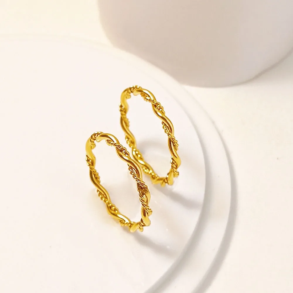 Special-Interest Design Twist Ring Girls Titanium Steel No Fading Ins Style Gold Pigment Ring Simple And Light Luxury Twin Ring display picture 10