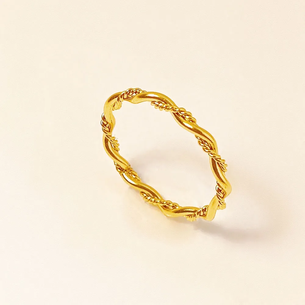Special-Interest Design Twist Ring Girls Titanium Steel No Fading Ins Style Gold Pigment Ring Simple And Light Luxury Twin Ring display picture 12
