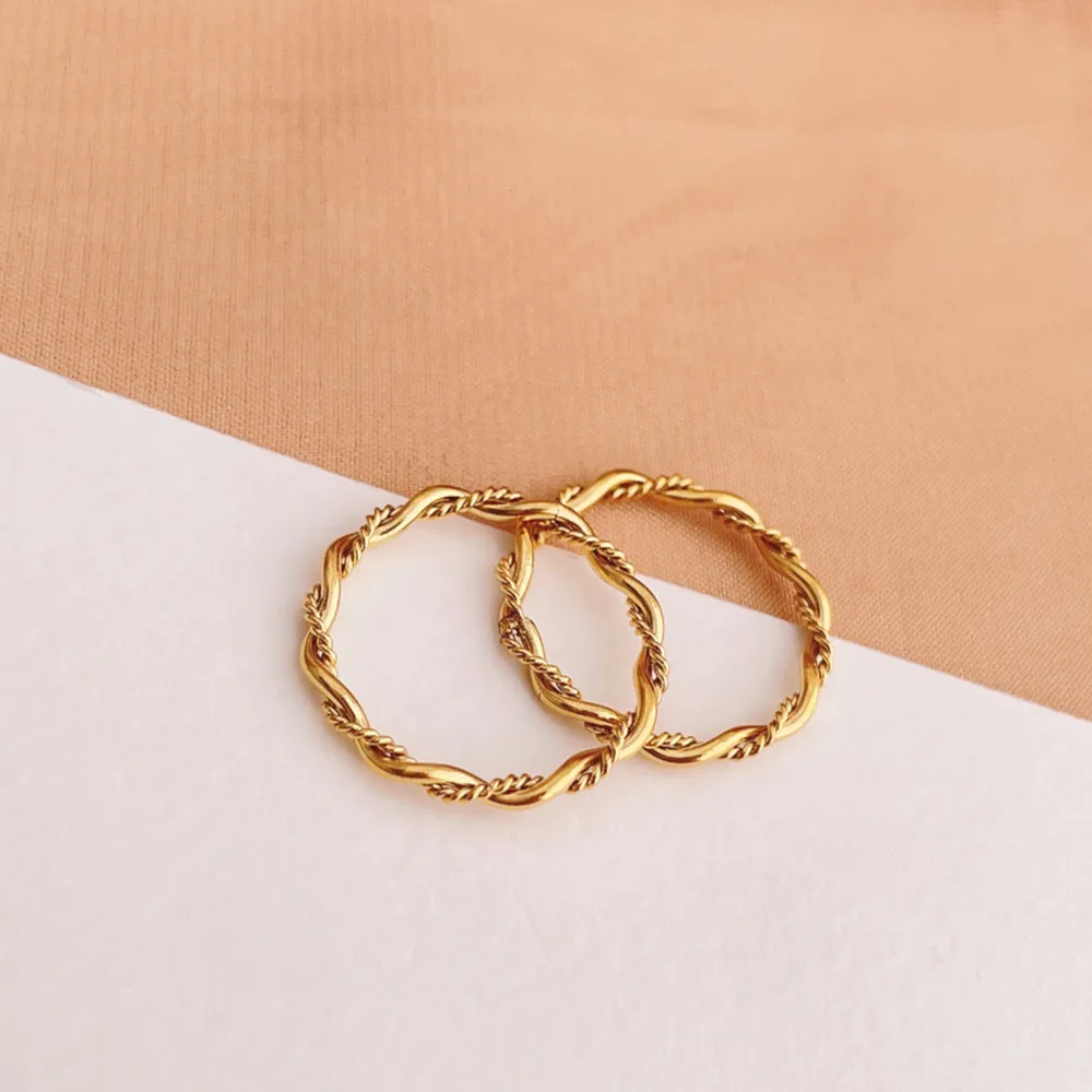 Special-Interest Design Twist Ring Girls Titanium Steel No Fading Ins Style Gold Pigment Ring Simple And Light Luxury Twin Ring display picture 13
