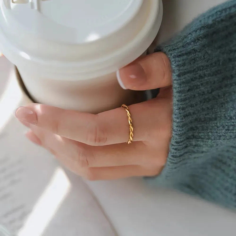 Special-Interest Design Twist Ring Girls Titanium Steel No Fading Ins Style Gold Pigment Ring Simple And Light Luxury Twin Ring display picture 14