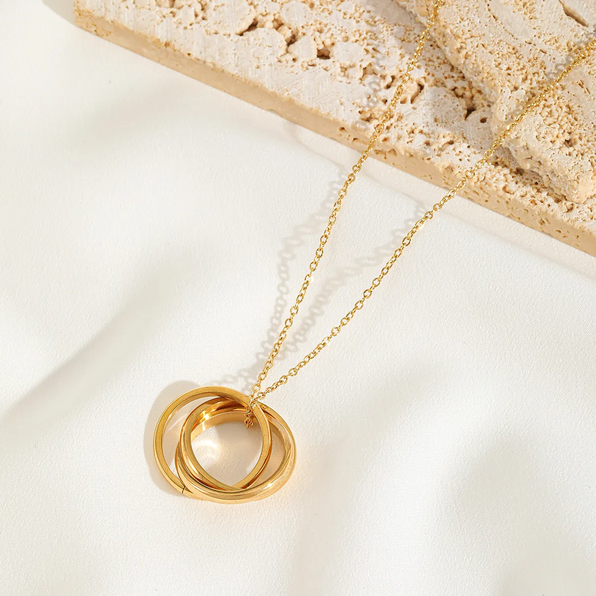 Casual Commute Geometric Round 316 Stainless Steel  Plating 18K Gold Plated Women's Pendant Necklace display picture 1