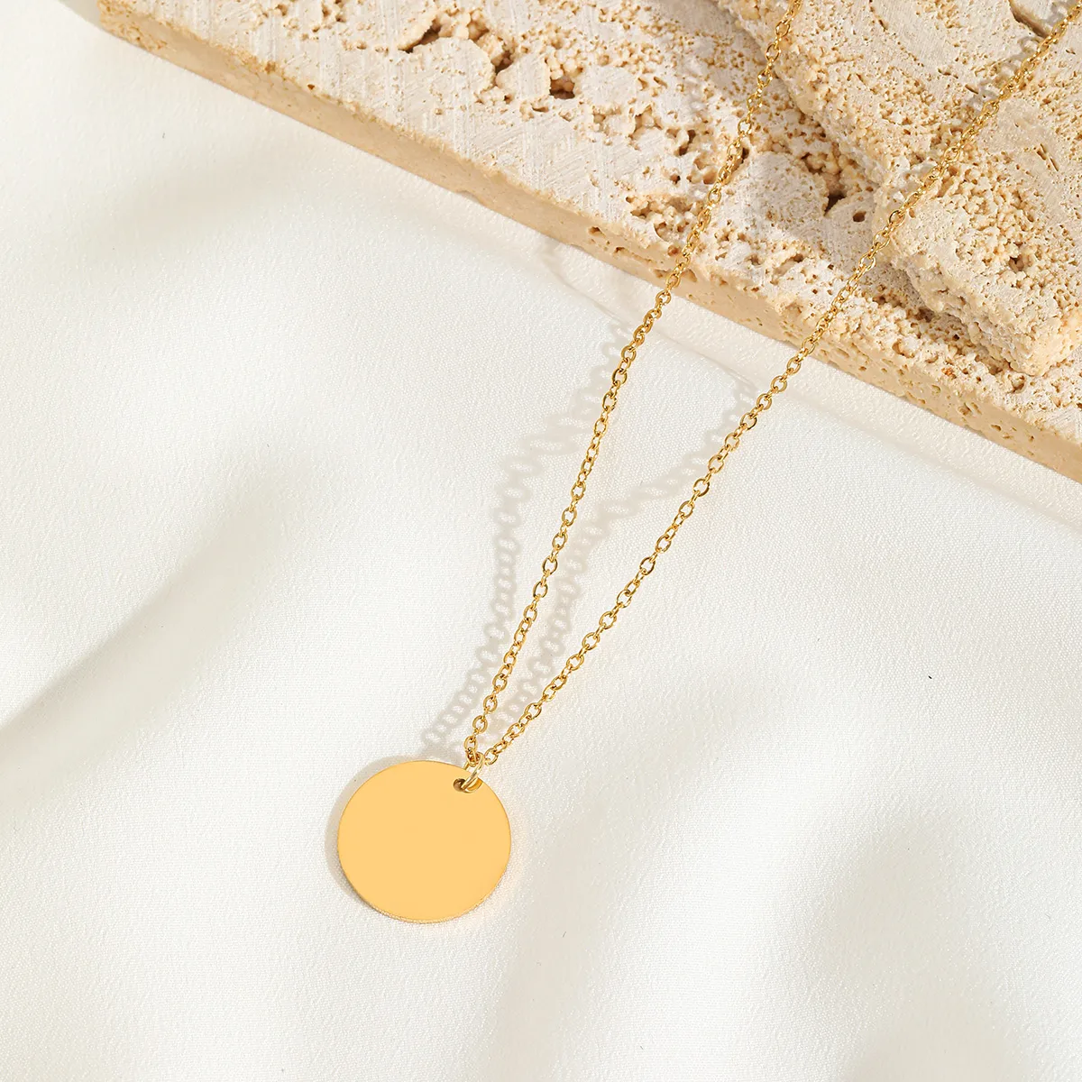 Casual Commute Geometric Round 316 Stainless Steel  Plating 18K Gold Plated Women's Pendant Necklace display picture 2