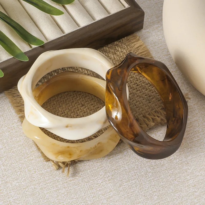 Vintage Style Irregular Resin Women's Bangle display picture 2