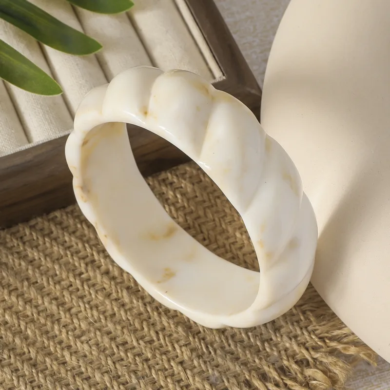 Casual Exaggerated Commute Solid Color Resin Women's Bangle display picture 2