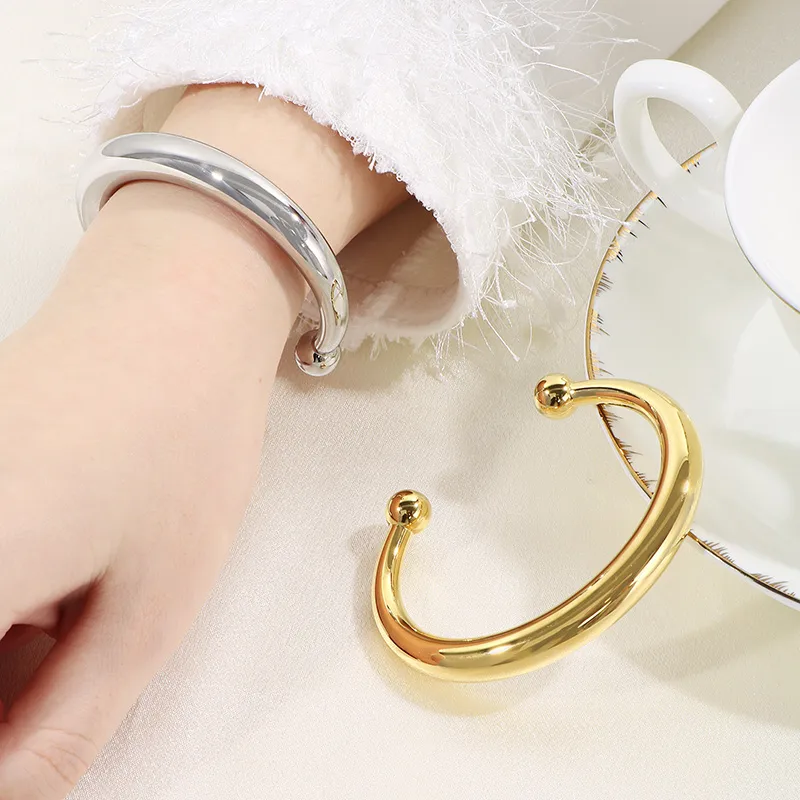 Vacation Simple Style Solid Color 304 Stainless Steel 18K Gold Plated Women's Bangle display picture 5