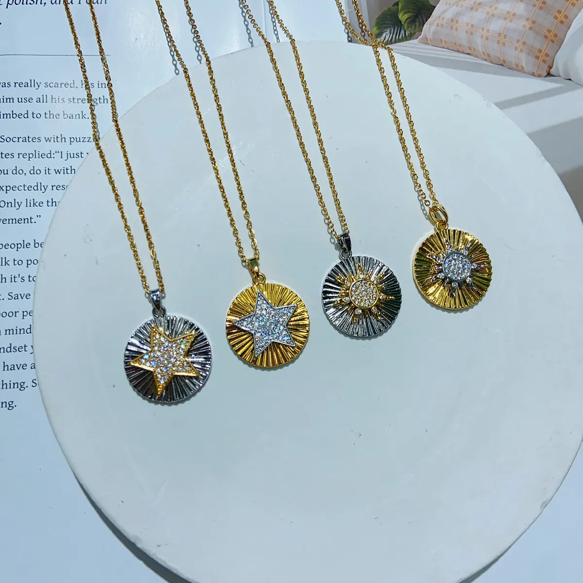 Retro Classic Style Pentagram Round Sun 304 Stainless Steel Plating Inlay Zircon 18K Gold Plated Women's Pendant Necklace display picture 1