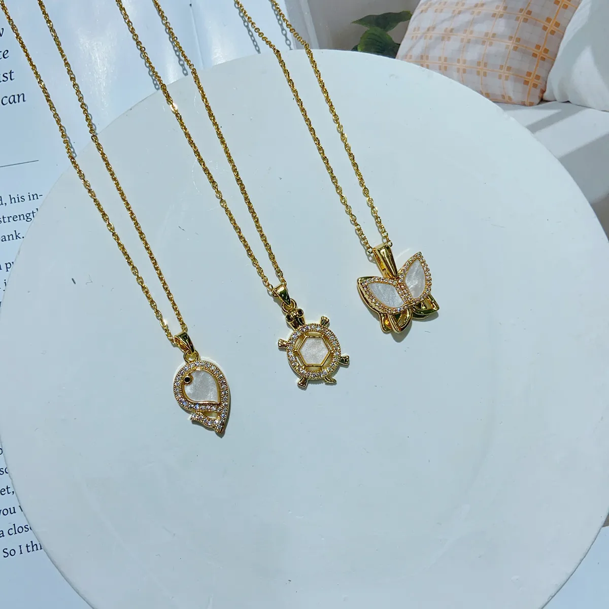 Casual Beach Commute Tortoise Butterfly Whale 304 Stainless Steel Plating Inlay Acrylic Zircon 18K Gold Plated Women's Pendant Necklace display picture 1