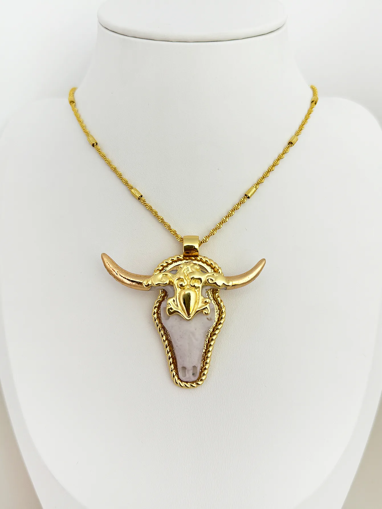 Vintage Style Rock Animal Resin Brass Plating Zircon 18K Gold Plated Women's Pendant Necklace display picture 3