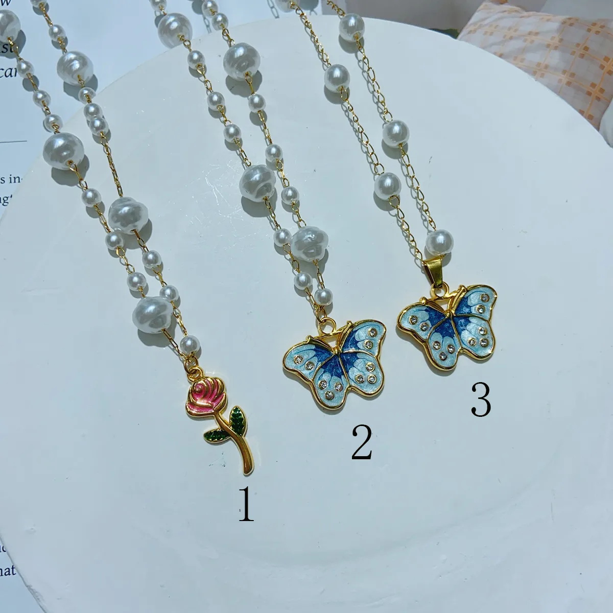 Casual Sweet Commute Rose Flower Butterfly 304 Stainless Steel Enamel Imitation Pearl 18K Gold Plated Women's Pendant Necklace display picture 1