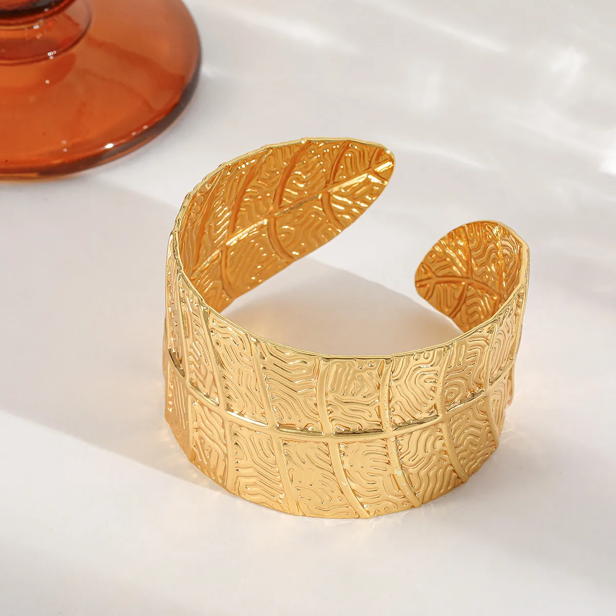 Elegant Exaggerated Artistic Geometric Leaves Flower 304 Stainless Steel 18K Gold Plated Unisex Bangle display picture 3