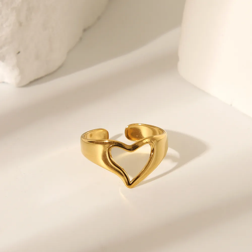 Vacation Classic Style Heart Shape 304 Stainless Steel Heart Flowers Hollow Out 18K Gold Plated Unisex Rings display picture 4