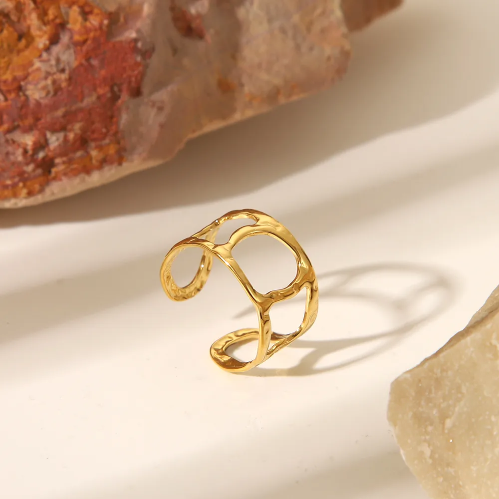 Vacation Classic Style Heart Shape 304 Stainless Steel Heart Flowers Hollow Out 18K Gold Plated Unisex Rings display picture 2