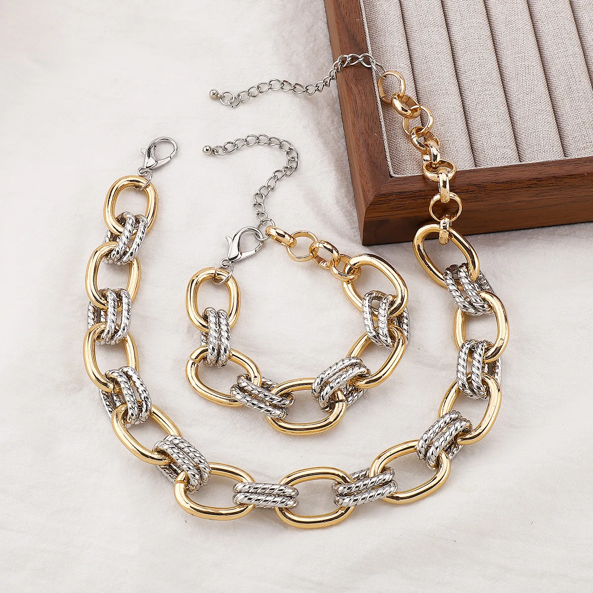 Simple Style Commute Geometric Alloy Iron Aluminum Plating Women's Bracelets Necklace display picture 3