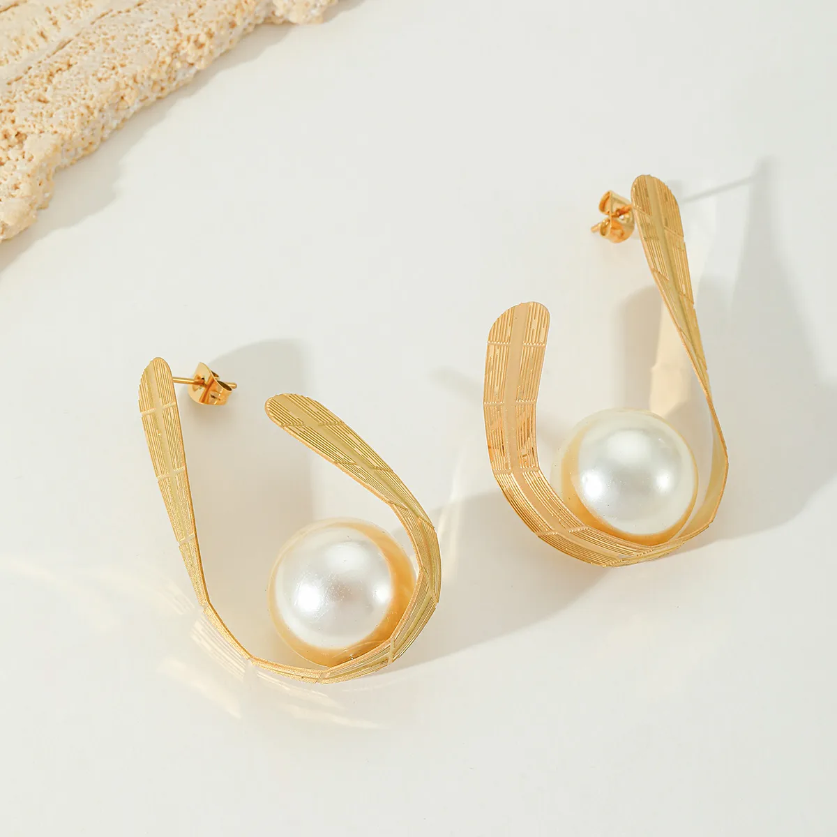 1 Pair Casual Elegant Artistic Irregular Geometric Plating Inlay 304 Stainless Steel Imitation Pearl 18K Gold Plated Drop Earrings Ear Studs display picture 1