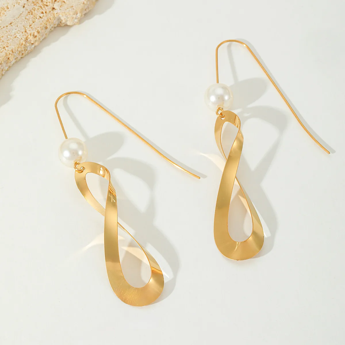 1 Pair Casual Elegant Artistic Irregular Geometric Plating Inlay 304 Stainless Steel Imitation Pearl 18K Gold Plated Drop Earrings Ear Studs display picture 2