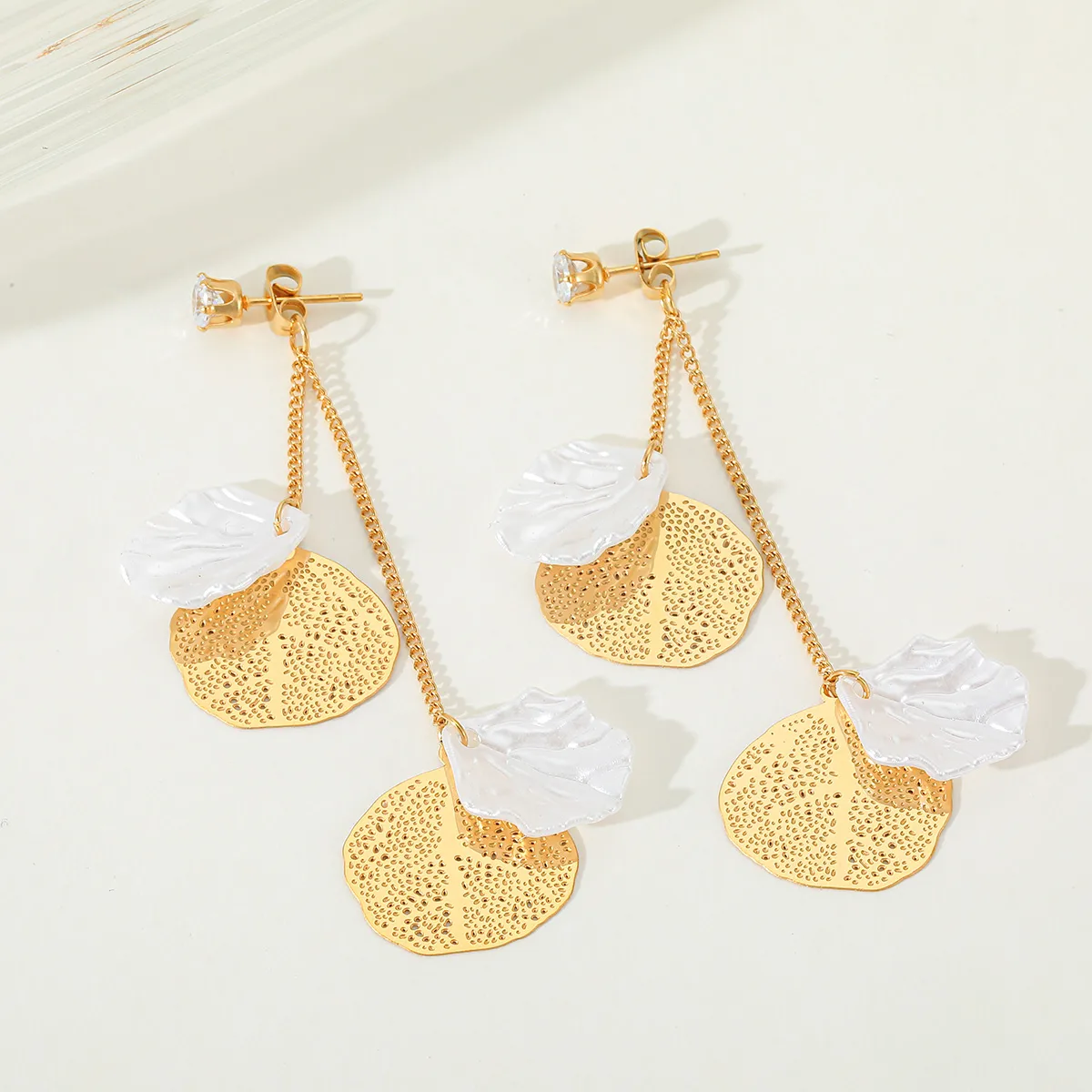 1 Pair Elegant Artistic Geometric Leaf Plating Inlay 304 Stainless Steel Acrylic Imitation Pearl Zircon 18K Gold Plated Drop Earrings display picture 1