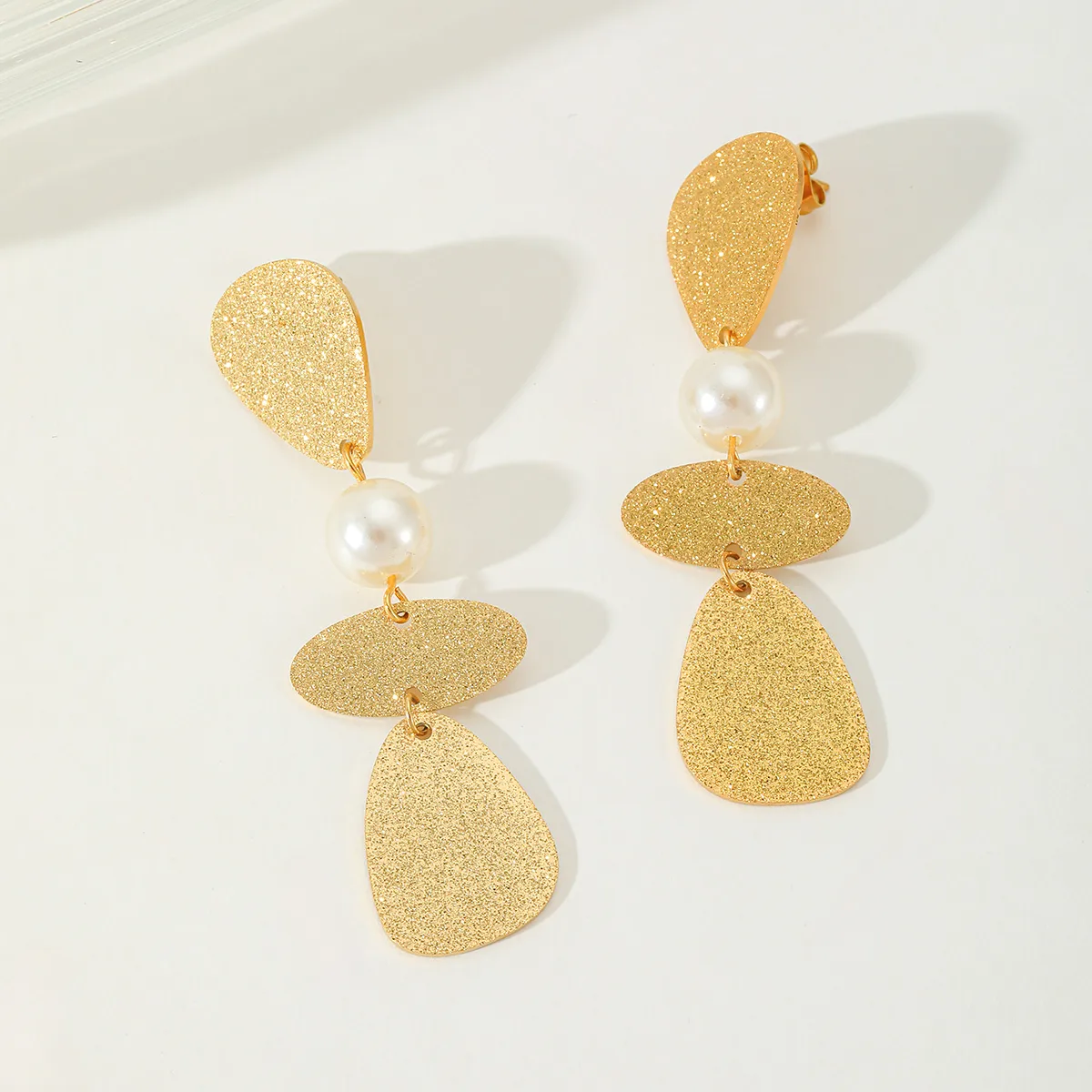 1 Pair Elegant Artistic Geometric Leaf Plating Inlay 304 Stainless Steel Acrylic Imitation Pearl Zircon 18K Gold Plated Drop Earrings display picture 2