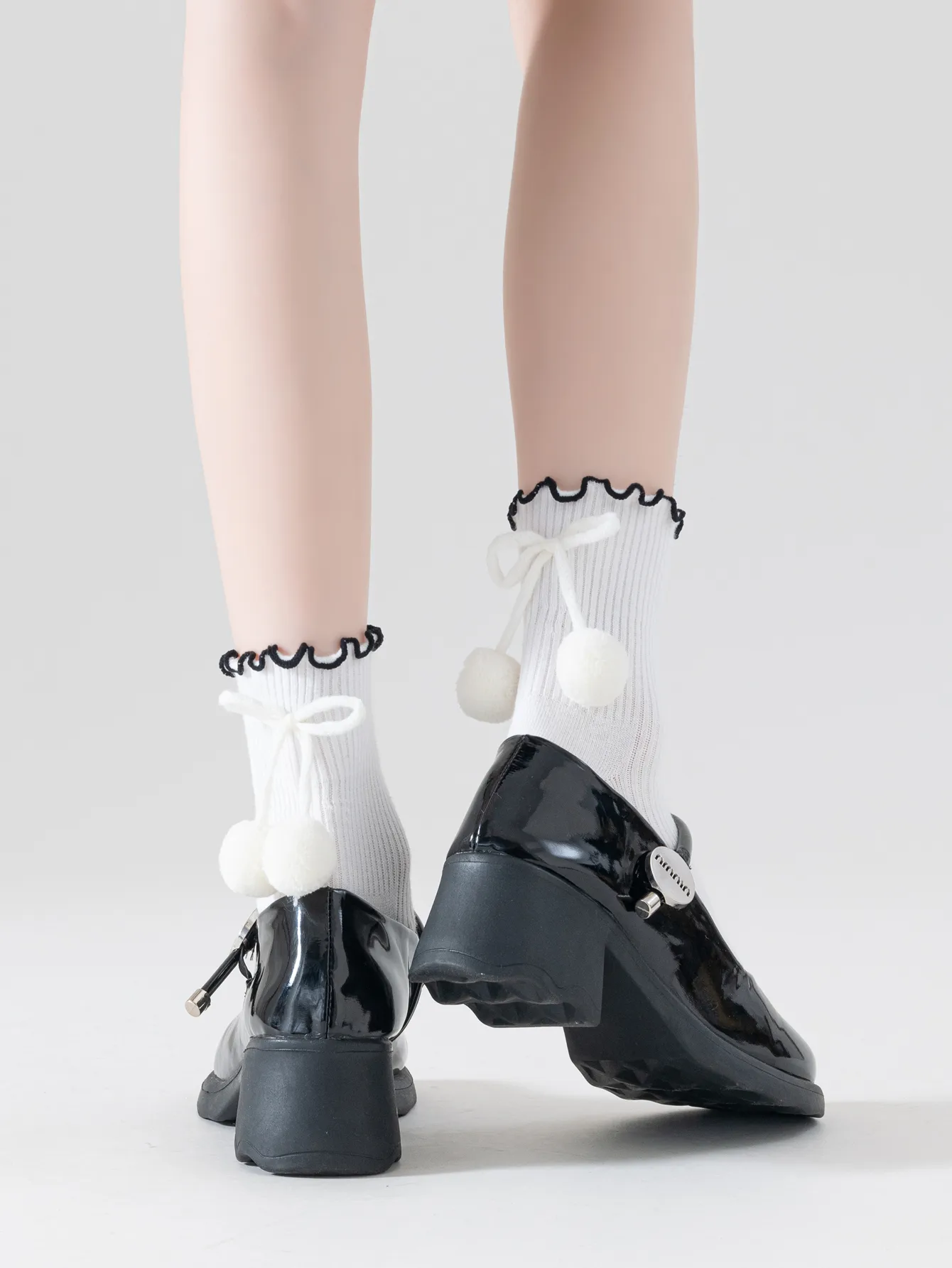 Women's Sweet Color Block Cotton Pom Poms Crew Socks 1 Piece display picture 2
