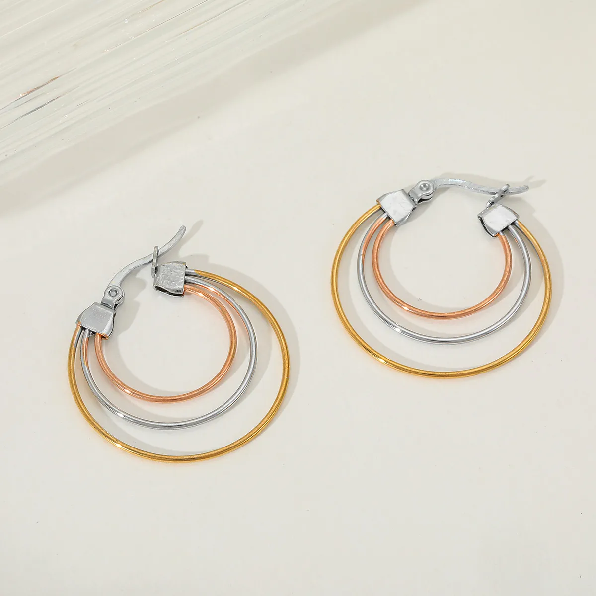 1 Pair Elegant Simple Style Artistic Geometric Color Block Mixed Metal 304 Stainless Steel 18K Gold Plated Hoop Earrings display picture 1