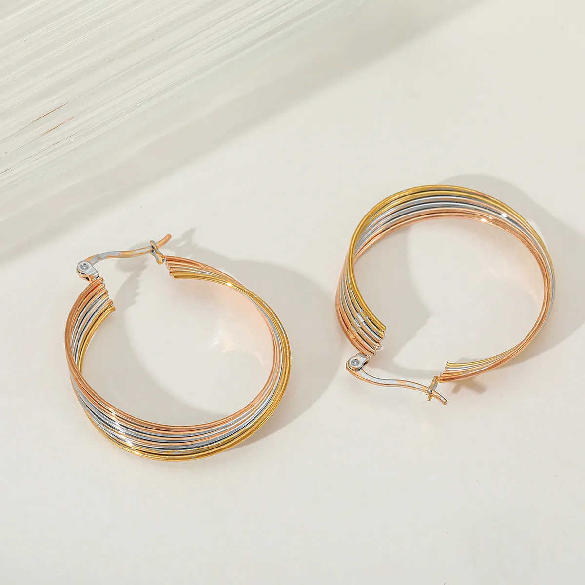 1 Pair Elegant Simple Style Artistic Geometric Color Block Mixed Metal 304 Stainless Steel 18K Gold Plated Hoop Earrings display picture 3