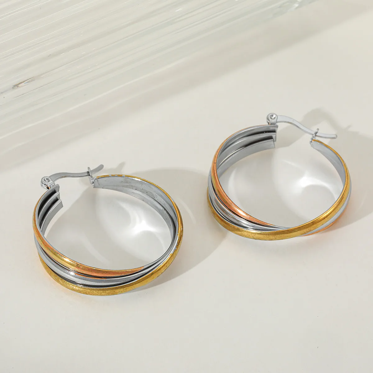 1 Pair Elegant Simple Style Artistic Geometric Color Block Mixed Metal 304 Stainless Steel 18K Gold Plated Hoop Earrings display picture 2