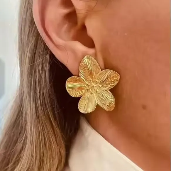 Elegant Streetwear Flower 304 Stainless Steel 18K Gold Plated Imitation Gold  Women's Earrings Necklace Jewelry Set display picture 2