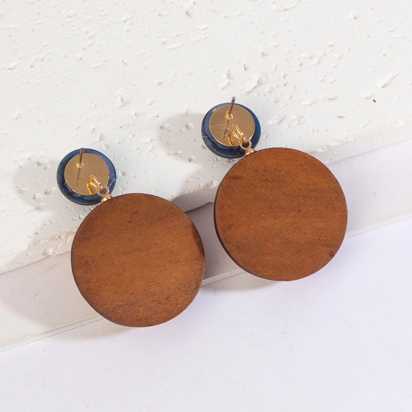 1 Pair Retro Punk Round Wood Drop Earrings display picture 2