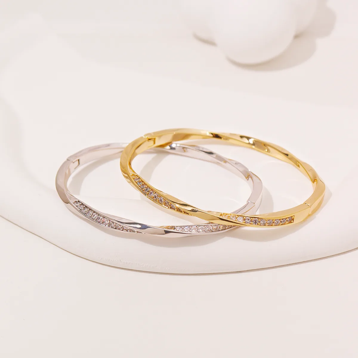 Elegant Vintage Style Geometric Copper Women's Bangle display picture 3