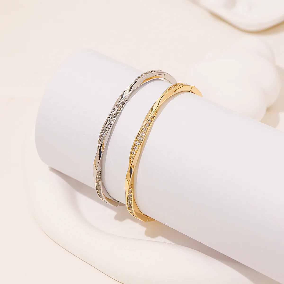 Elegant Vintage Style Geometric Copper Women's Bangle display picture 4
