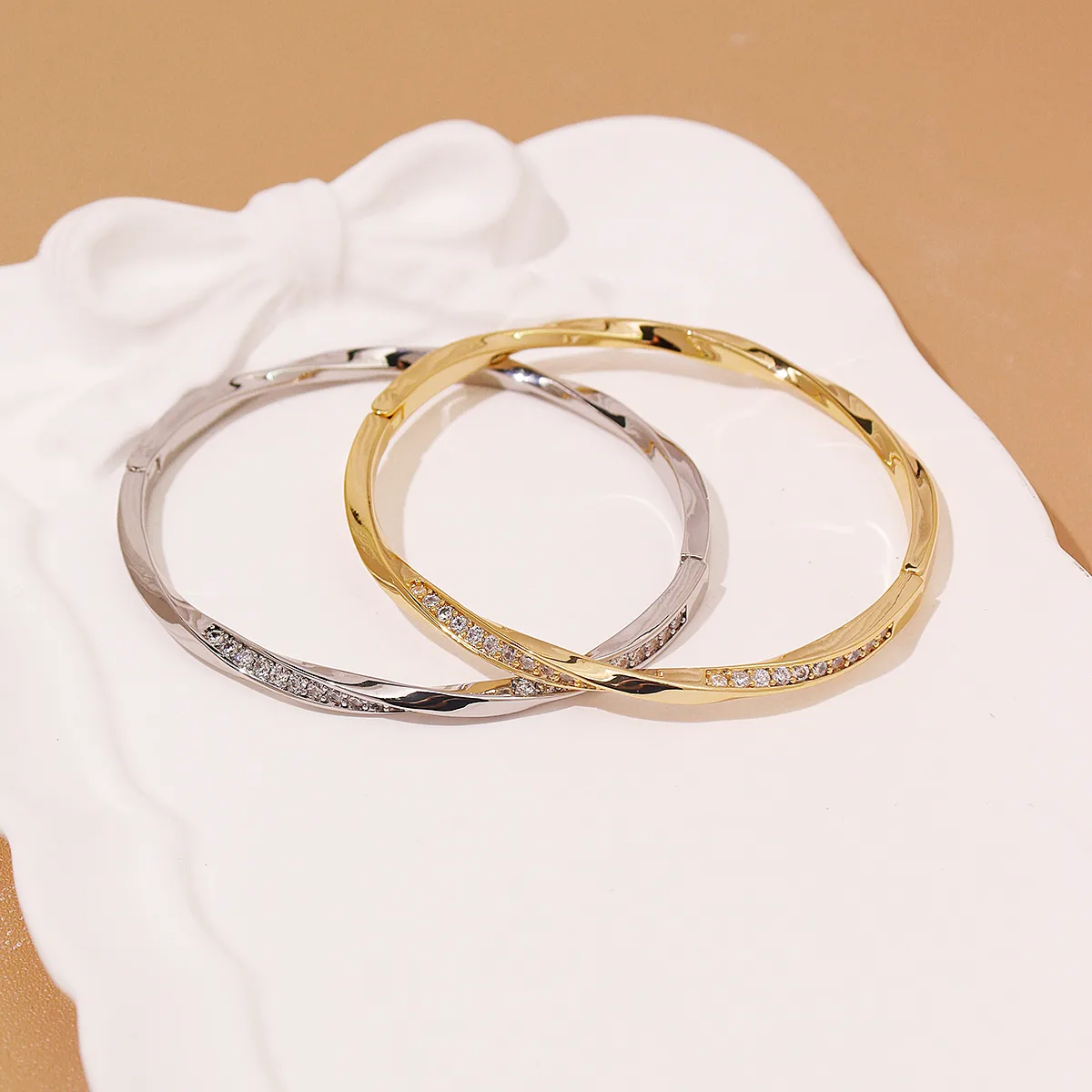Elegant Vintage Style Geometric Copper Women's Bangle display picture 1