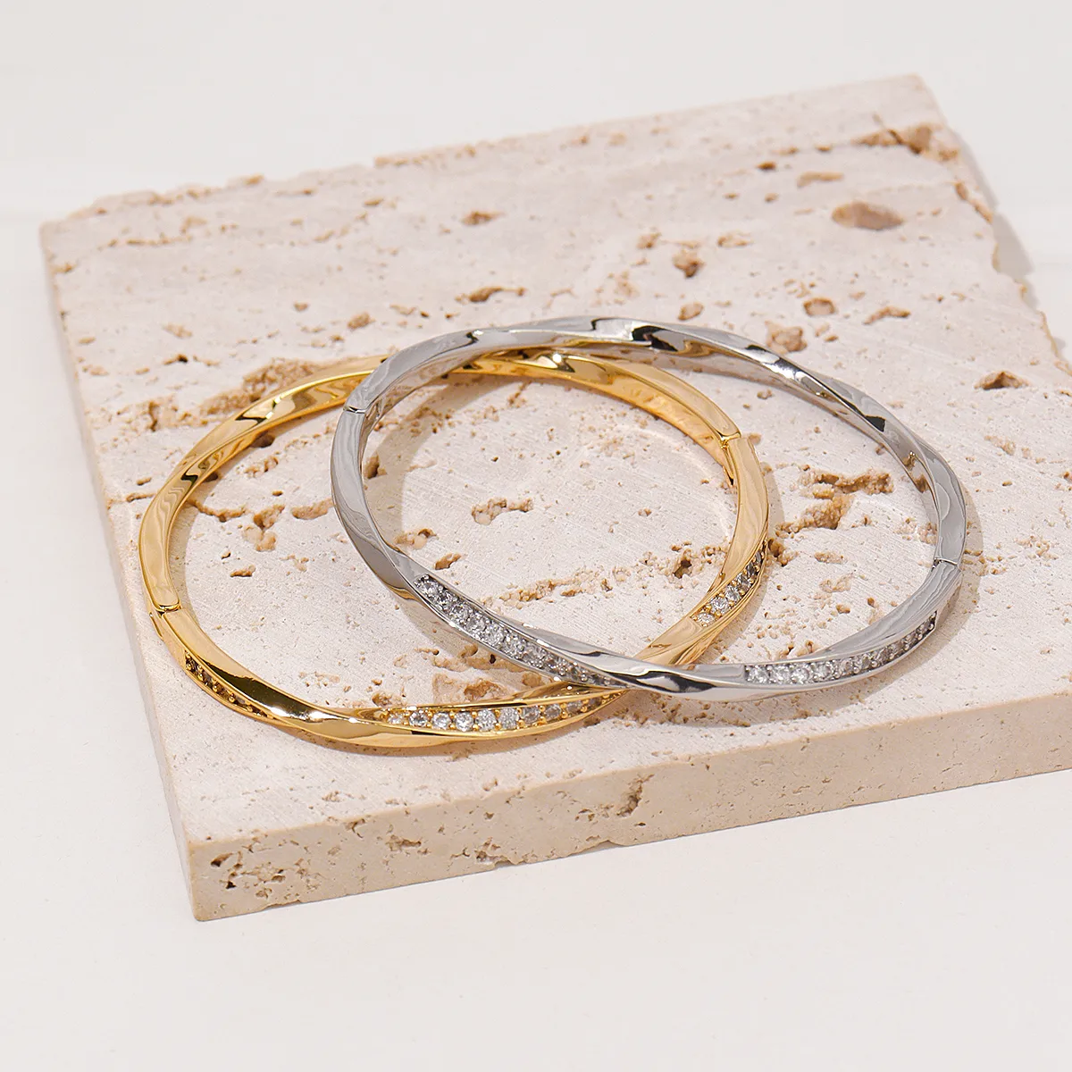 Elegant Vintage Style Geometric Copper Women's Bangle display picture 7