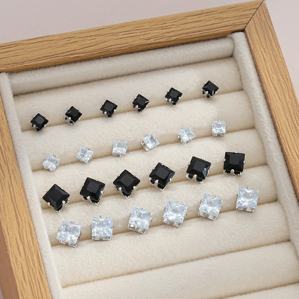 1 Set Retro Classic Style Geometric Plating Alloy Zircon Small Stud Earrings display picture 6