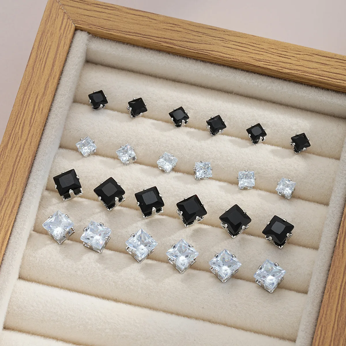 1 Set Retro Classic Style Geometric Plating Alloy Zircon Small Stud Earrings display picture 7