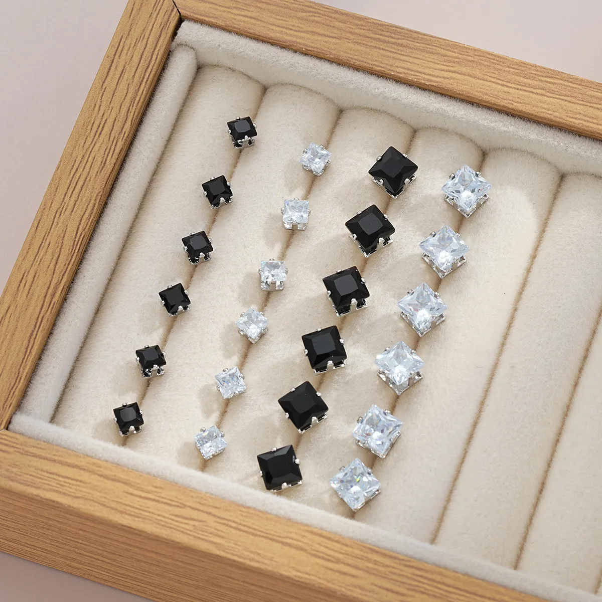 1 Set Retro Classic Style Geometric Plating Alloy Zircon Small Stud Earrings display picture 8