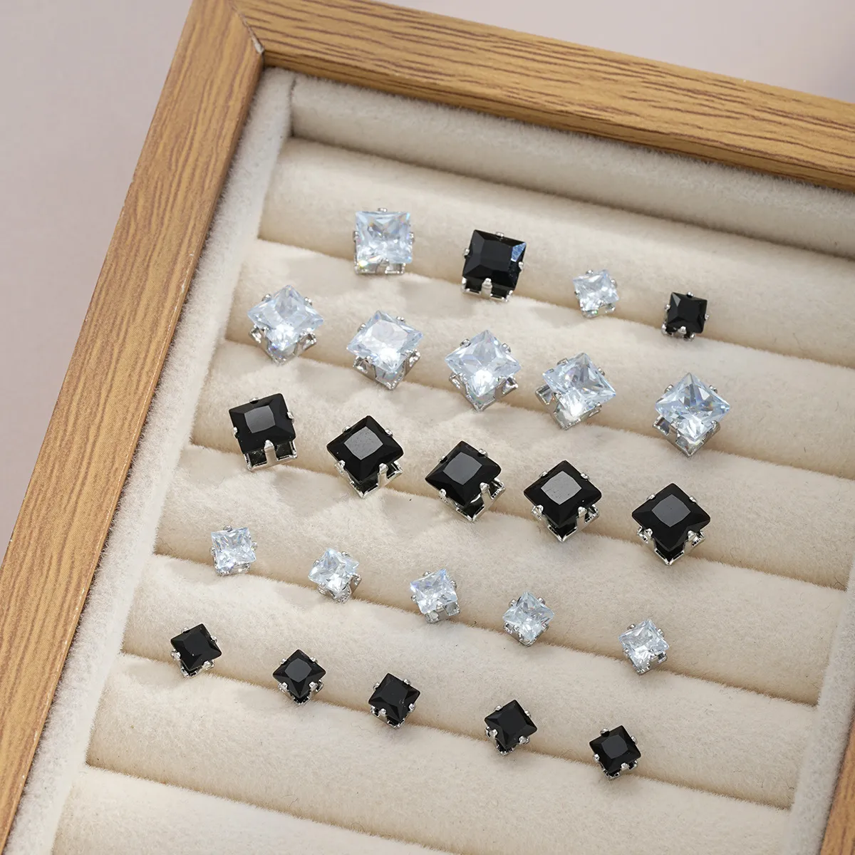 1 Set Retro Classic Style Geometric Plating Alloy Zircon Small Stud Earrings display picture 9
