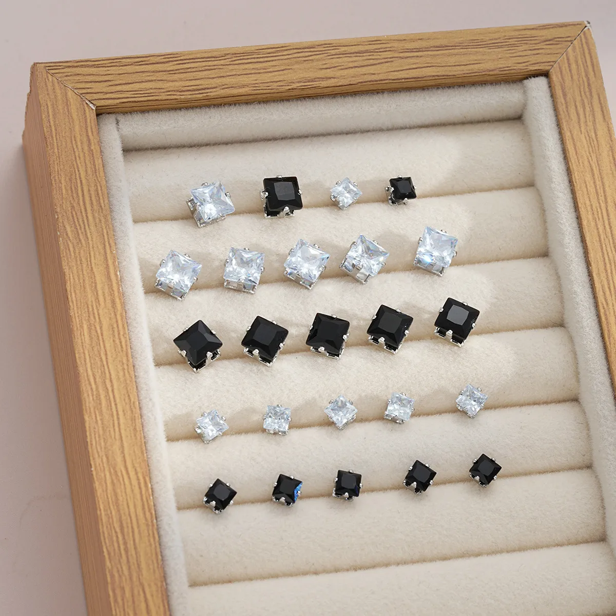 1 Set Retro Classic Style Geometric Plating Alloy Zircon Small Stud Earrings display picture 10