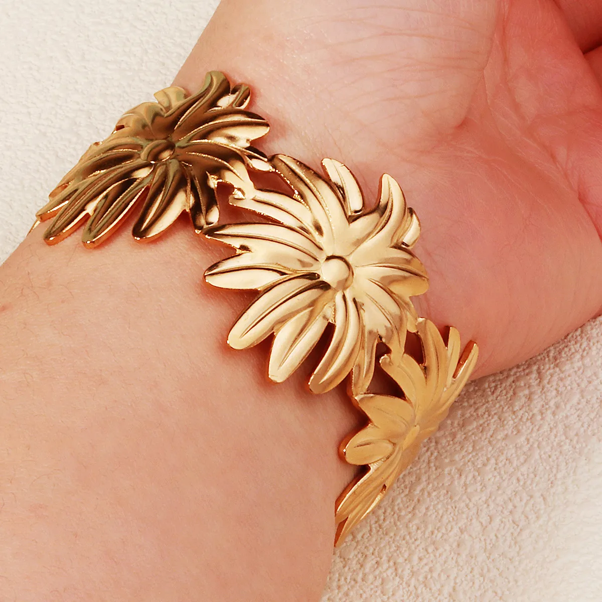 Vacation Starfish Conch Shell 304 Stainless Steel 18K Gold Plated Women's Bangle display picture 13