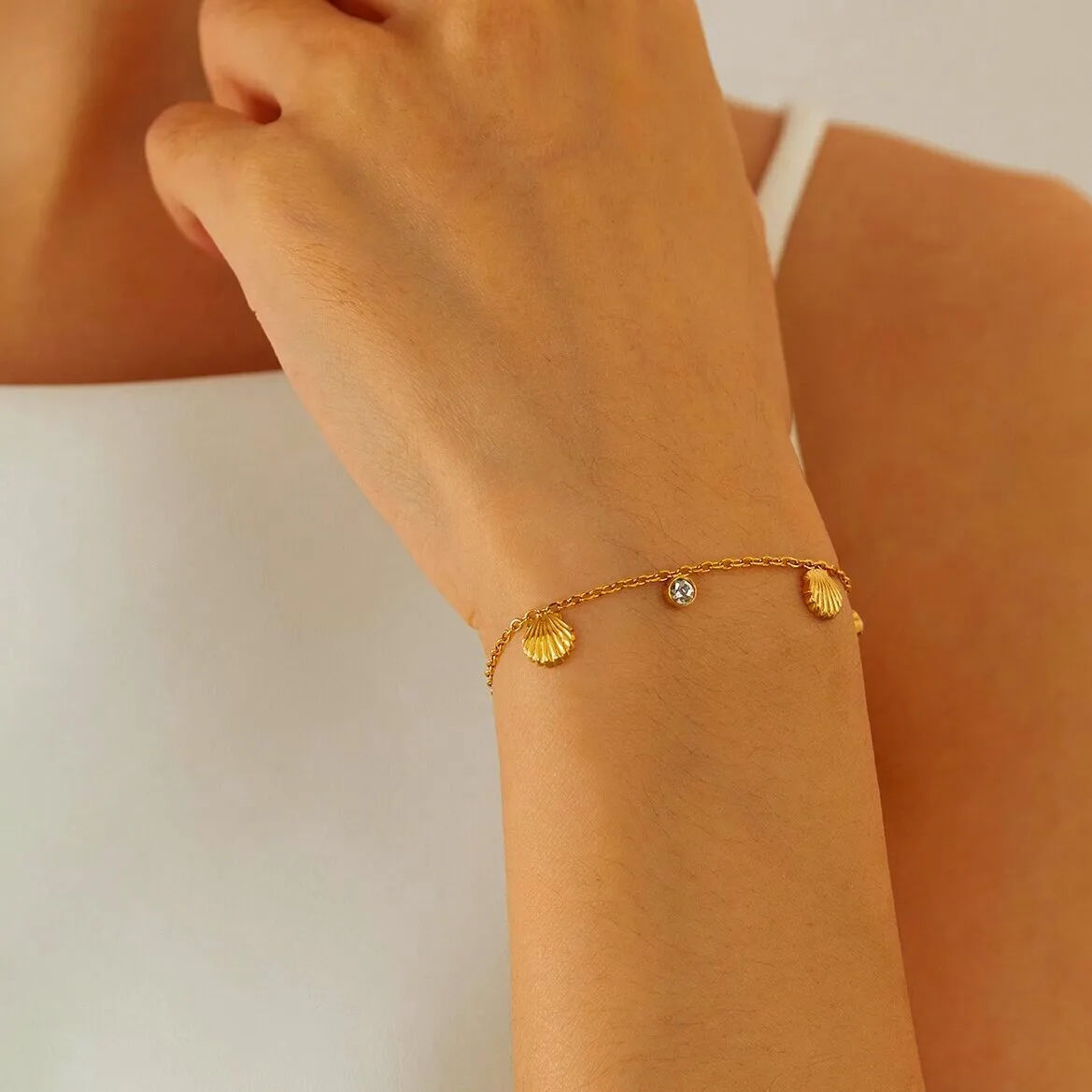 Elegant Simple Style Commute Round Shell 316L Stainless Steel  Rhinestones 18K Gold Plated Women's Bracelets Anklet Necklace display picture 11