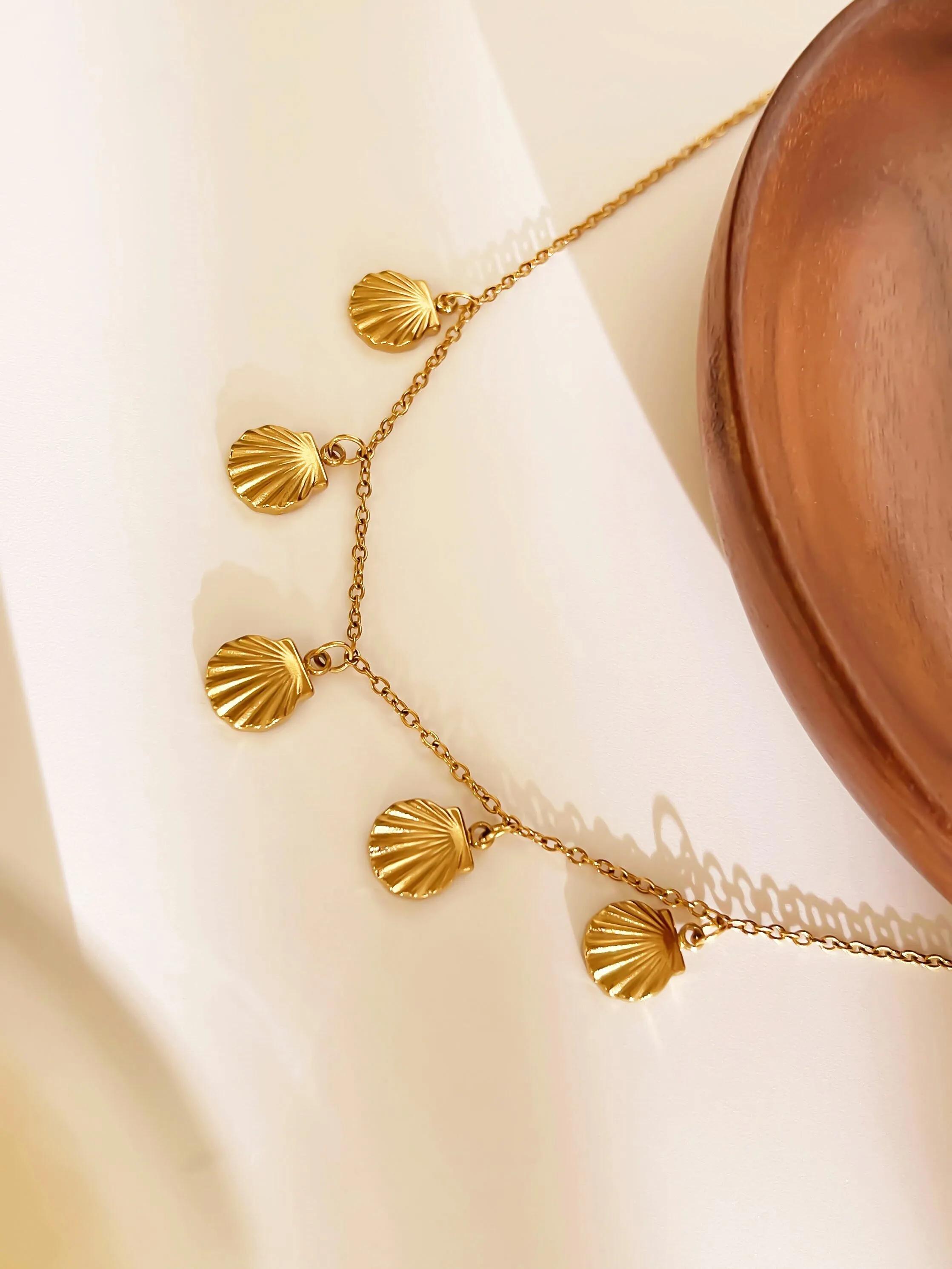 Elegant Simple Style Commute Round Shell 316L Stainless Steel  Rhinestones 18K Gold Plated Women's Bracelets Anklet Necklace display picture 5