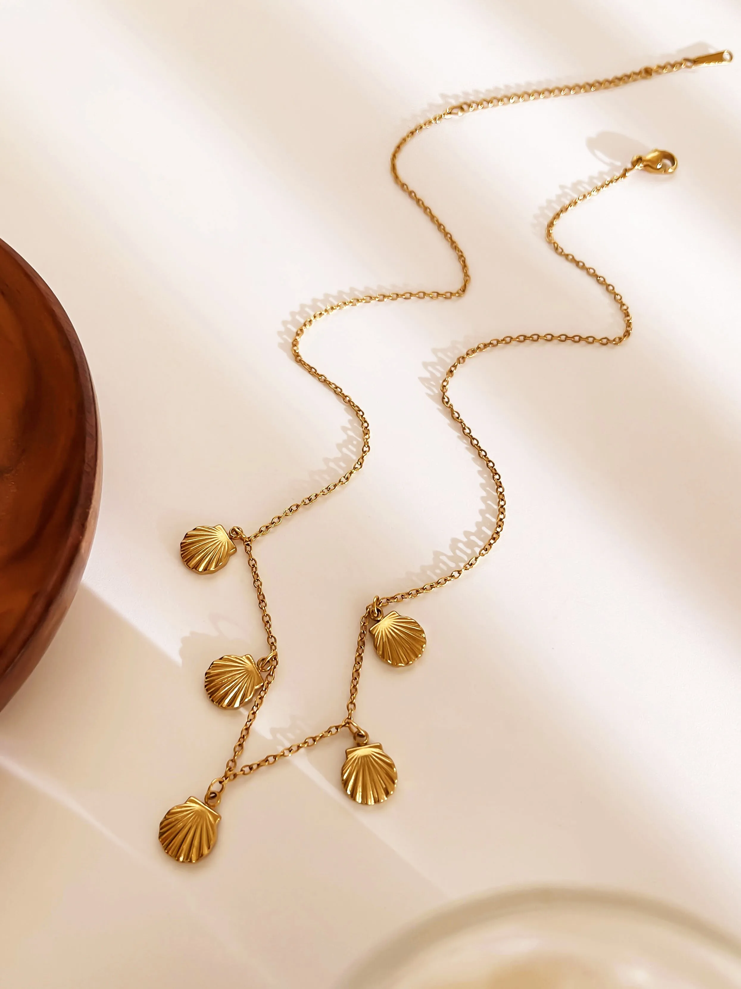 Elegant Simple Style Commute Round Shell 316L Stainless Steel  Rhinestones 18K Gold Plated Women's Bracelets Anklet Necklace display picture 4