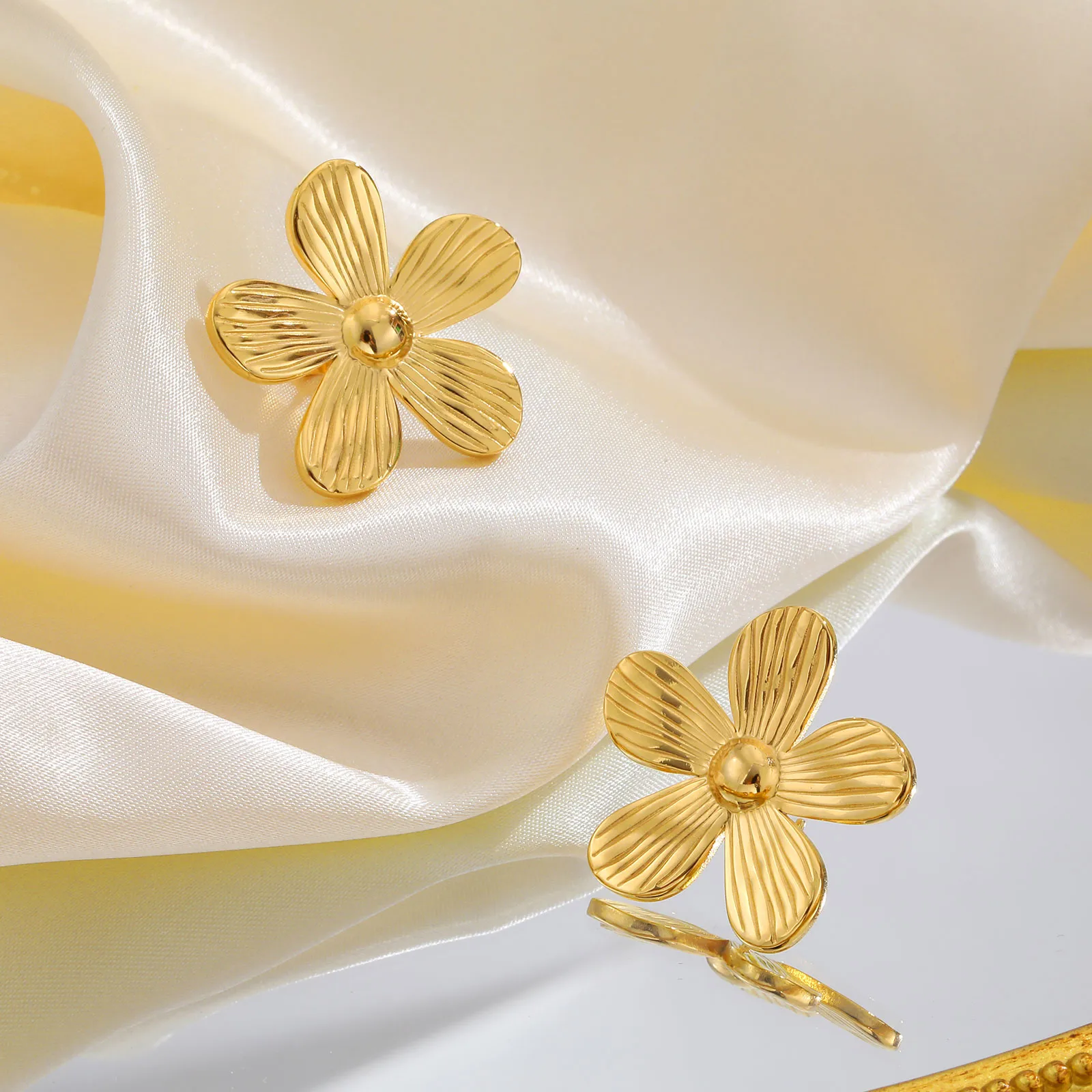 French Style Flower Plating 304 Stainless Steel 18K Gold Plated Butterfly Backs Ear Studs display picture 4