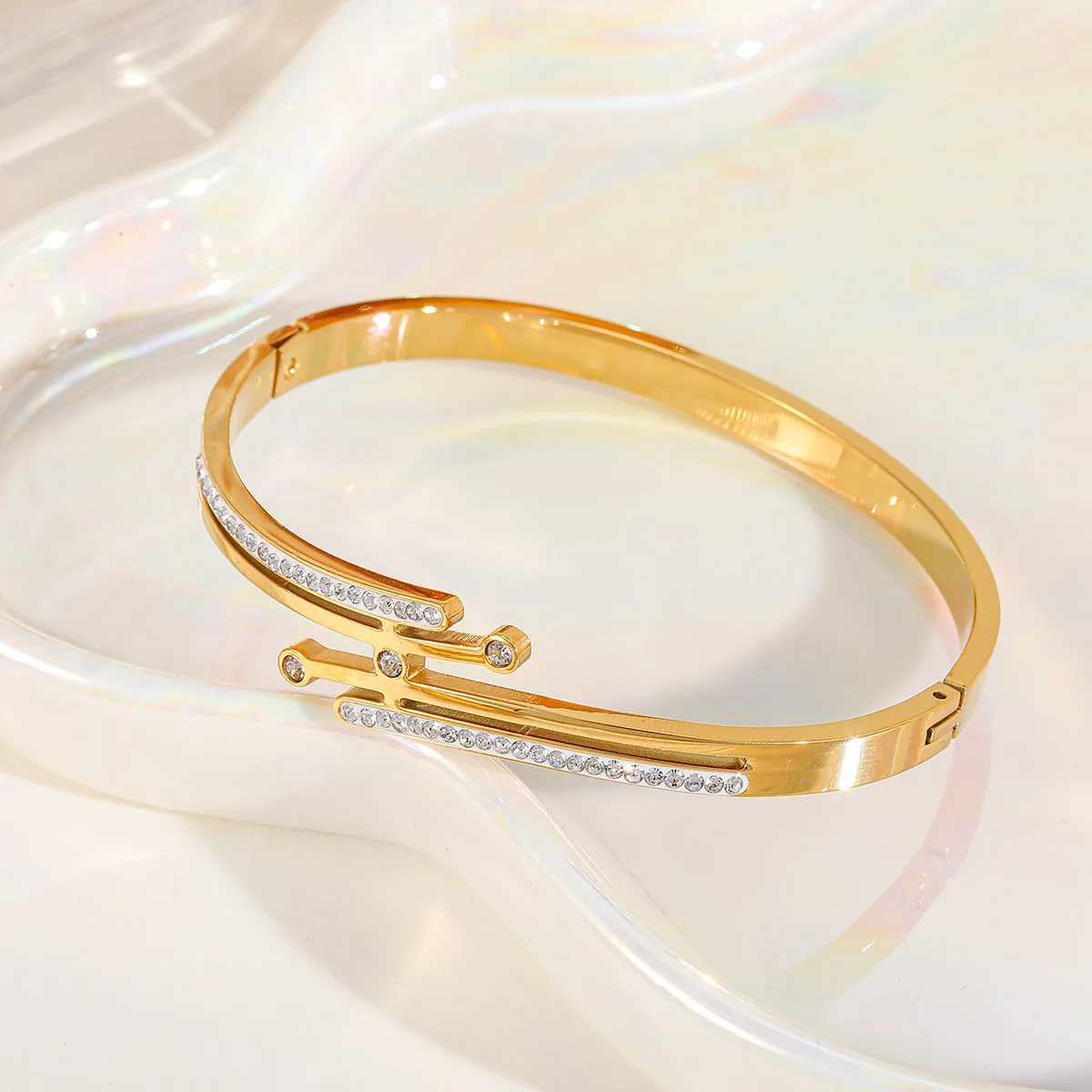 Elegant Artistic Solid Color 316 Stainless Steel  Plating Inlay Zircon 18K Gold Plated Women's Bangle display picture 1