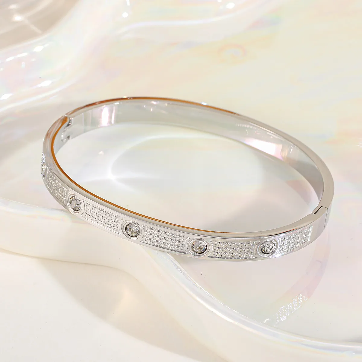 Elegant Artistic Solid Color 316 Stainless Steel  Plating Inlay Zircon 18K Gold Plated Women's Bangle display picture 4