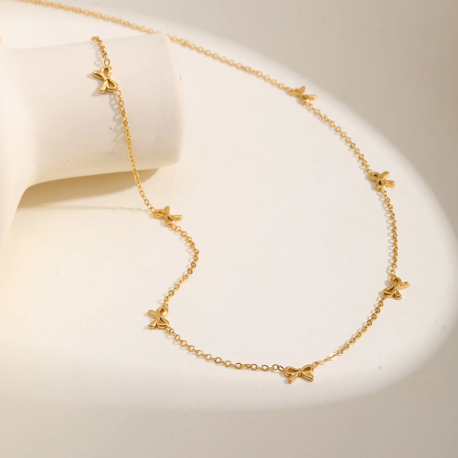 Simple Style Classic Style Solid Color 304 Stainless Steel 18K Gold Plated Women's Pendant Necklace display picture 2