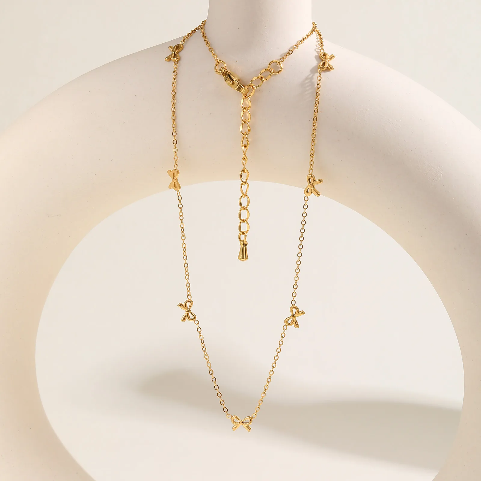 Simple Style Classic Style Solid Color 304 Stainless Steel 18K Gold Plated Women's Pendant Necklace display picture 3
