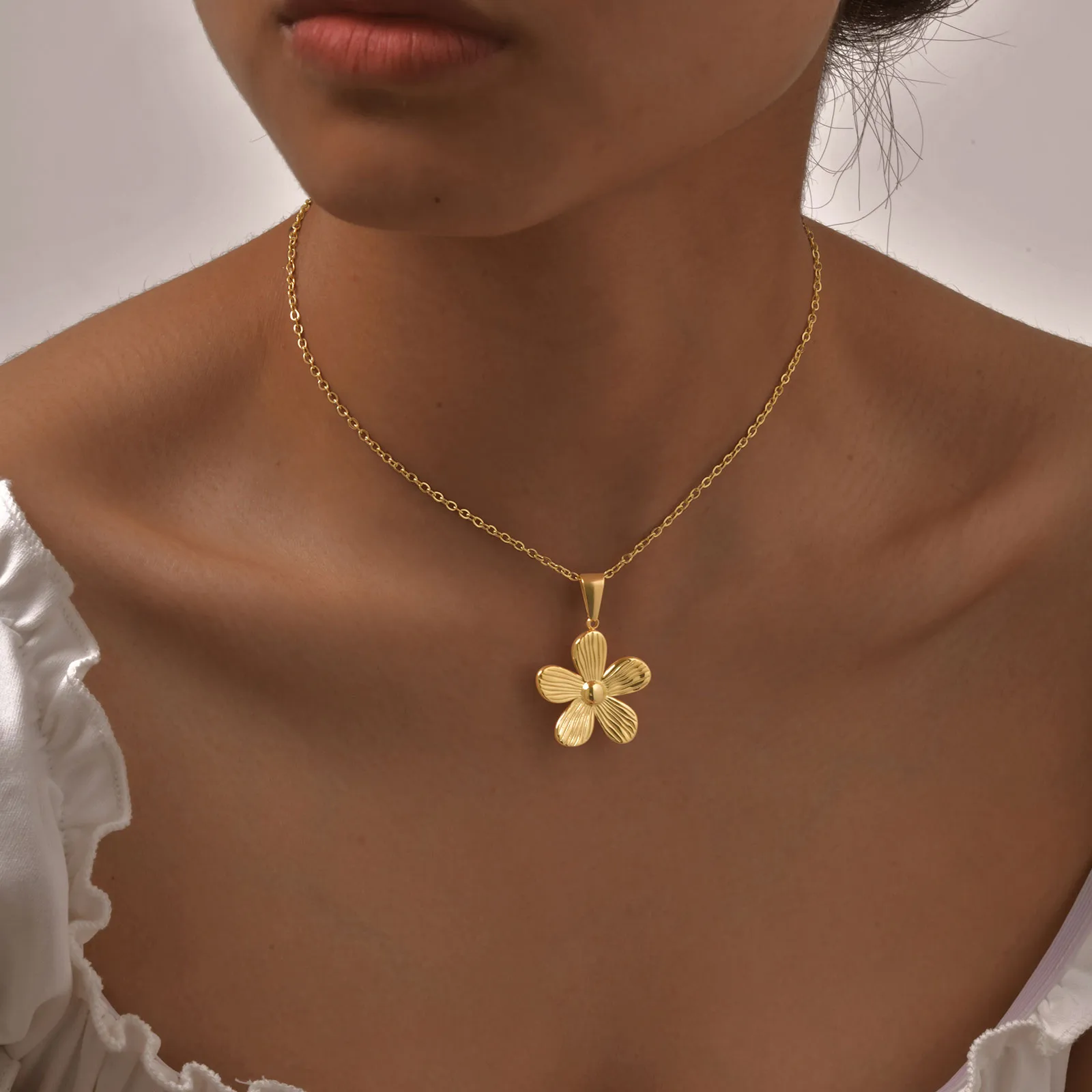 Wholesale Jewelry Vintage Style Classic Style Star Flower 201 Stainless Steel 18K Gold Plated Pendant Necklace Cable Chain display picture 4